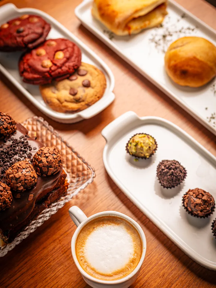 Confeitaria da casa — cookies, brigadeiros e bolos
